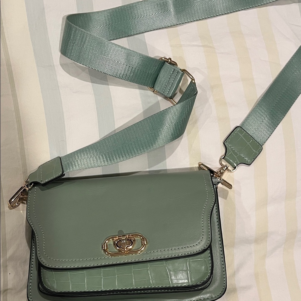Elegant Green Crossbody or Shoulder Bag with adjustable strap EUC